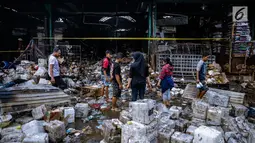 Sejumlah pedagang mengamati ruko mereka yang terbakar di Pasar Induk Kramat Jati Blok C1, Jakarta Timur, Senin (12/6). Akibat kebakaran yang terjadi sekitar 02.05 WIB itu, kurang lebih 90 kios bumbu dapur hangus terbakar. (Liputan6.com/Faizal Fanani)