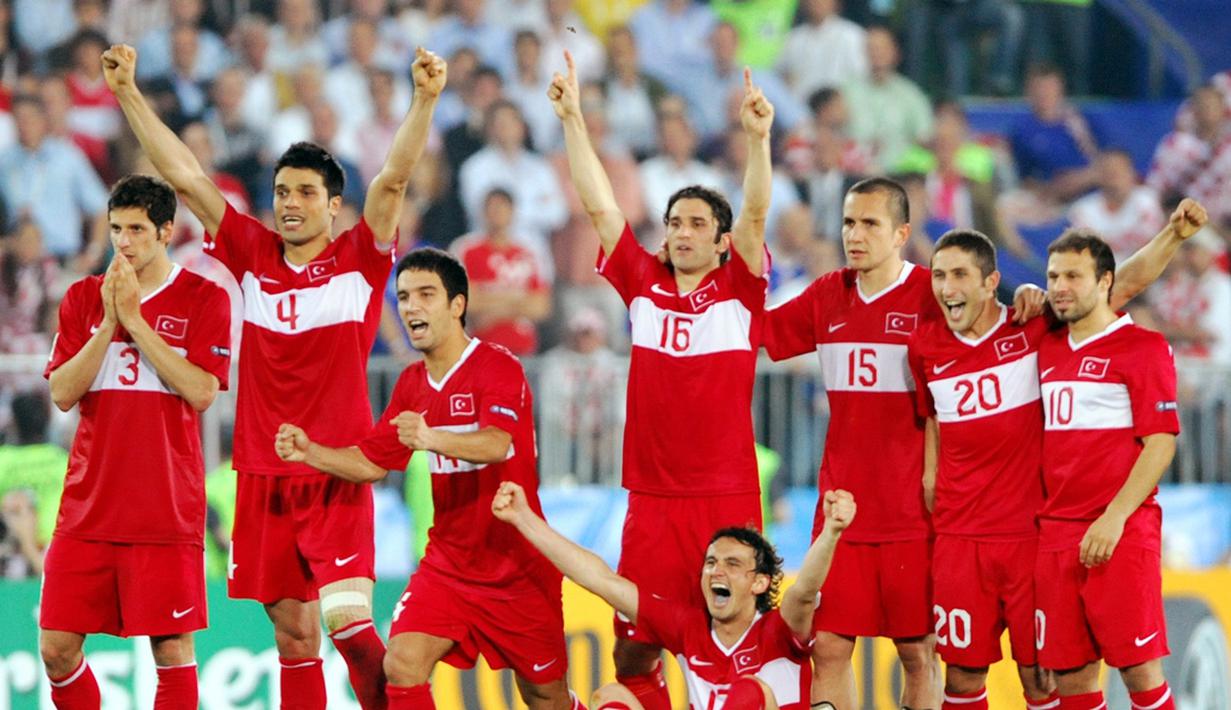 Setelah kalah di partai pembuka dari Portugal, Turki terus melaju hingga semifinal Piala Eropa 2008. Sayangnya, mereka harus kalah tipis 2-3 dari Jerman melalui gol Philipp Lahm di menit terakhir. (AFP/Joe Klamar)