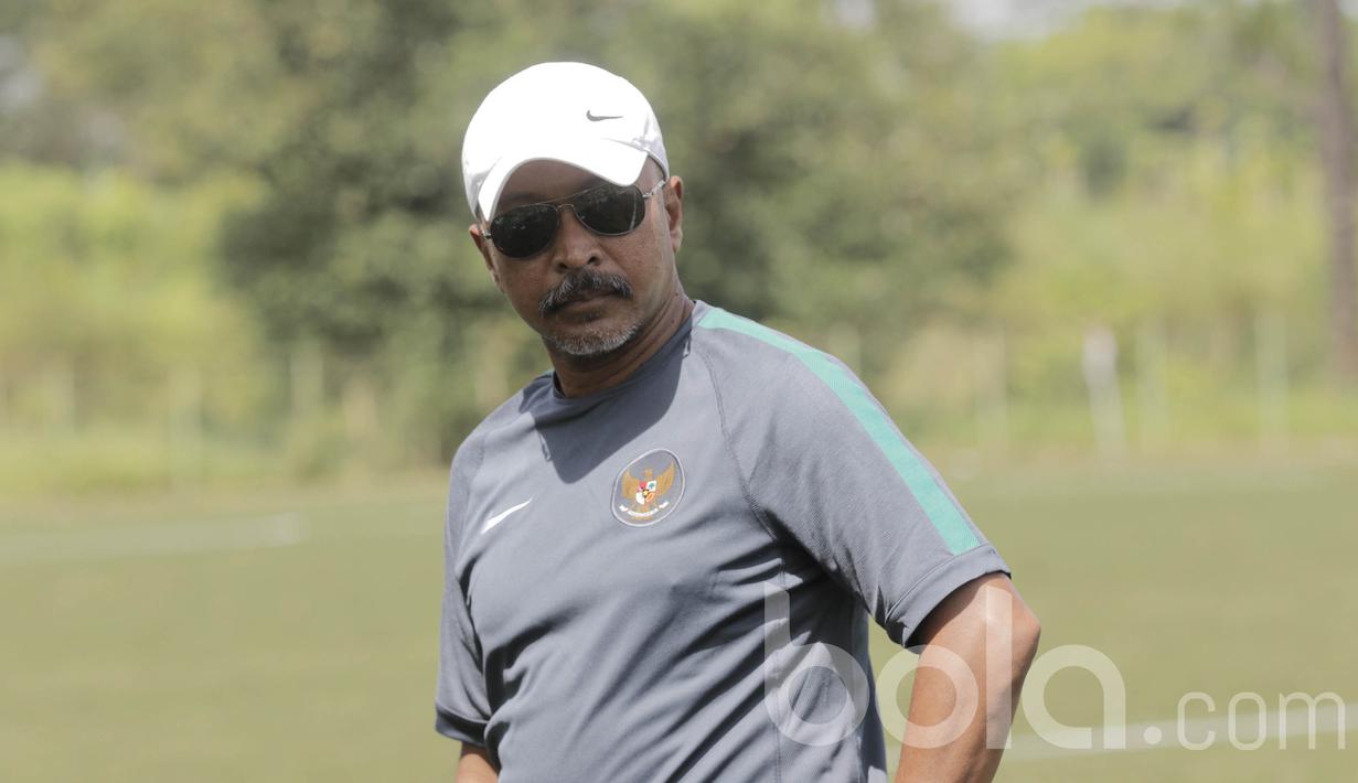 Pelatih Timnas Indonesia U-16, Fachri Husaini, memantau latihan Timnas Indonesia U-16 di POR Pelita Jaya, Sawangan, Kamis (30/03/2017). Fachri Husaini merupakan mantan pemain sekaligus kapten Timnas Indonesia era 90an. (Bola.com/M Iqbal Ichsan)
