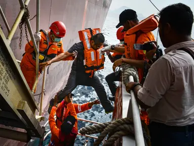 Anggota Basarnas mengevakuasi seorang anak buah kapal (ABK) dari kapal tanker asing berbendera Bahama di lepas pantai Aceh, Selasa (30/7/2019). Basarnas mendapat permintaan pertolongan setelah seorang ABK kapal tanker mengalami sakit jantung di perairan Aceh. (CHAIDEER MAHYUDDIN/AFP)