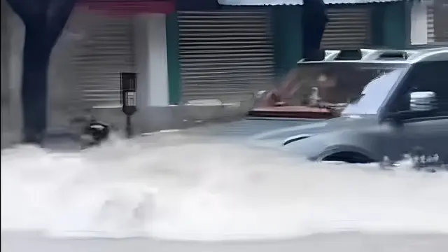 Pengemudi BYD Yangwang U8 dipanggil polisi setelah aksinya menerobos banjir menimbulkan kerusakan di Zhuhai (D-News)