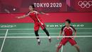 Ganda putra Indonesia Mohammad Ahsan / Hendra Setiawan melawan Takeshi Kamura / Keigo Sonoda dari Jepang pada perempat final bulu tangkis Olimpiade Tokyo 2020 di Musashino Forest Sports Plaza, Kamis (29/7/2021). Ahsan / Hendra merebut tiket empat besar 21-14, 16-21, 21-9. (AP/Dita Alangkara)