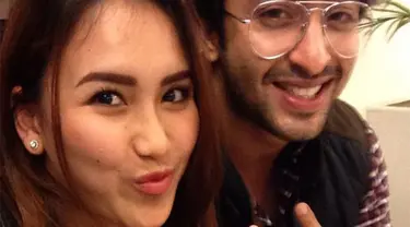 Shaheer juga sempat menunjukkan rasa cemburunya saat Ayu Ting Ting beradegan lumayan mesra dengan pemain Mahabarata lainnya, Lavanya Bhardwaj Terlebih lagi saat keduanya mengunggah beberapa fotonya bersama di akun Instagram masing masing