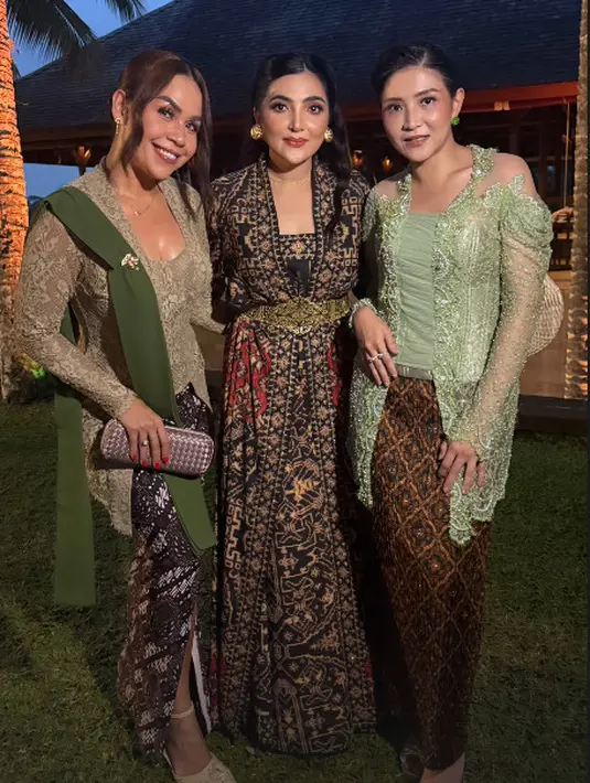 Ashanty tampil anggun dengan strapless dress dan outer batik panjang yang senada. Belt emas dan giwang jadi sentuhan etnik di penampilannya [@melaney_richardo]
