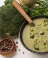 Menu sup brokoli almond kaya dengan sumber nutrisi, seperti antioksidan, serat, vitamin, dan mineral yang baik bagi kesehatan tubuh. (Foto/dok: Freepik)