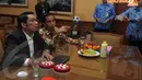 Gubernur Jakarta Joko Widodo tengah berbincang serius dengan walikota Bandung Ridwan Kamil di kantor Ridwan (Liputan6.com/Herman Zakharia)