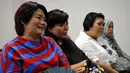 Ibu Kevin Julio, Nancy Wijaya (kedua kiri) saat menghadiri sidang lanjutan kasus tabrak lari dengan korban ayah Kevin Julio, Jakarta, Selasa (24/3/2015). Kevin Julio tak hadir dalam persidangan tersebut.(Liputan6.com/Panji Diksana)