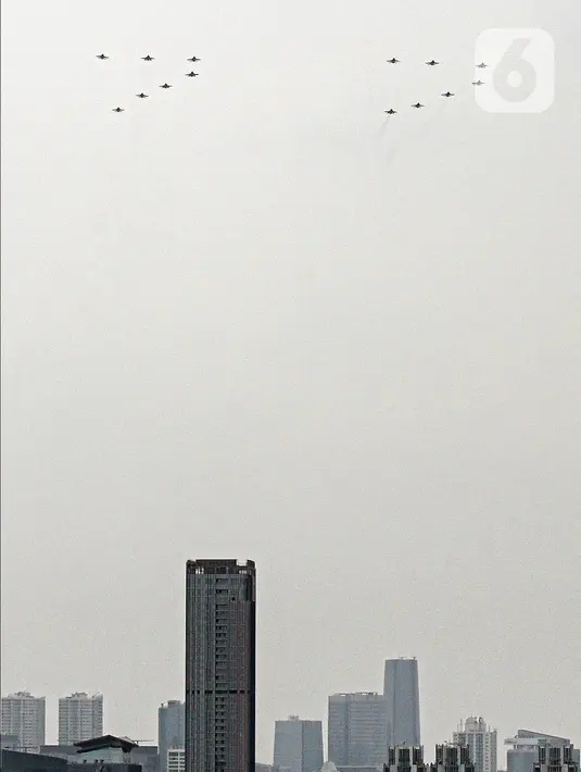 Pesawat tempur F-16 TNI AU terbang melintas di atas Istana Merdeka saat upacara peringatan detik-detik proklamasi di Jakarta, Rabu (17/8/2022). Aksi pesawat tempur TNI AU tersebut untuk memperingati Hari Ulang Tahun ke-77 Republik Indonesia. (Liputan6.com/Faizal Fanani)