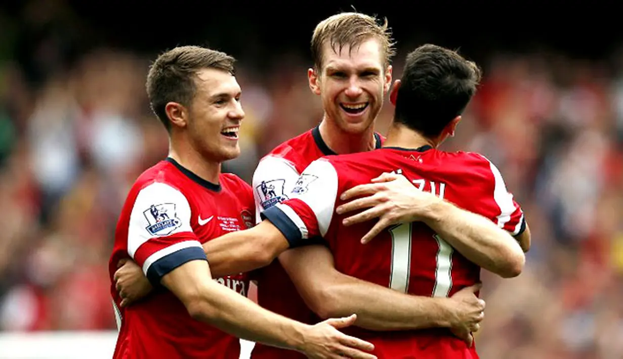 Selebrasi Per Mertesacker setelah mencetak gol kedua pada pertandingan Liga Premier Inggris antara Arsenal vs Stoke City di Stadion Emirates, London (22/09/2013). (AFP/Adrian Dennis)
