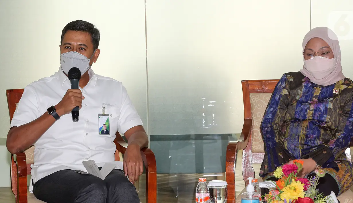 Direktur Utama BPJAMSOSTEK Anggoro Eko Cahyo (kiri) dan Menteri Ketenagakerjaan RI Ida Fauziyah (kanan) saat berdialog dengan peserta penerima manfaat program Jaminan Kehilangan Pekerjaan (JKP) di Pasar Kerja Kemnaker, Jakarta, Kamis (10/03/2022). (Liputan6.com/Fery Pradolo)