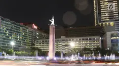 Suasana kawasan Bundaran HI sebelum lampu dipadamkan saat peringatan Earth Hour 2018 di Jakarta, Sabtu (24/3). Earth Hour dilakukan untuk efisiensi energi yang berdampak pada penanggulangan perubahan iklim. (Liputan6.com/Immanuel Antonius)