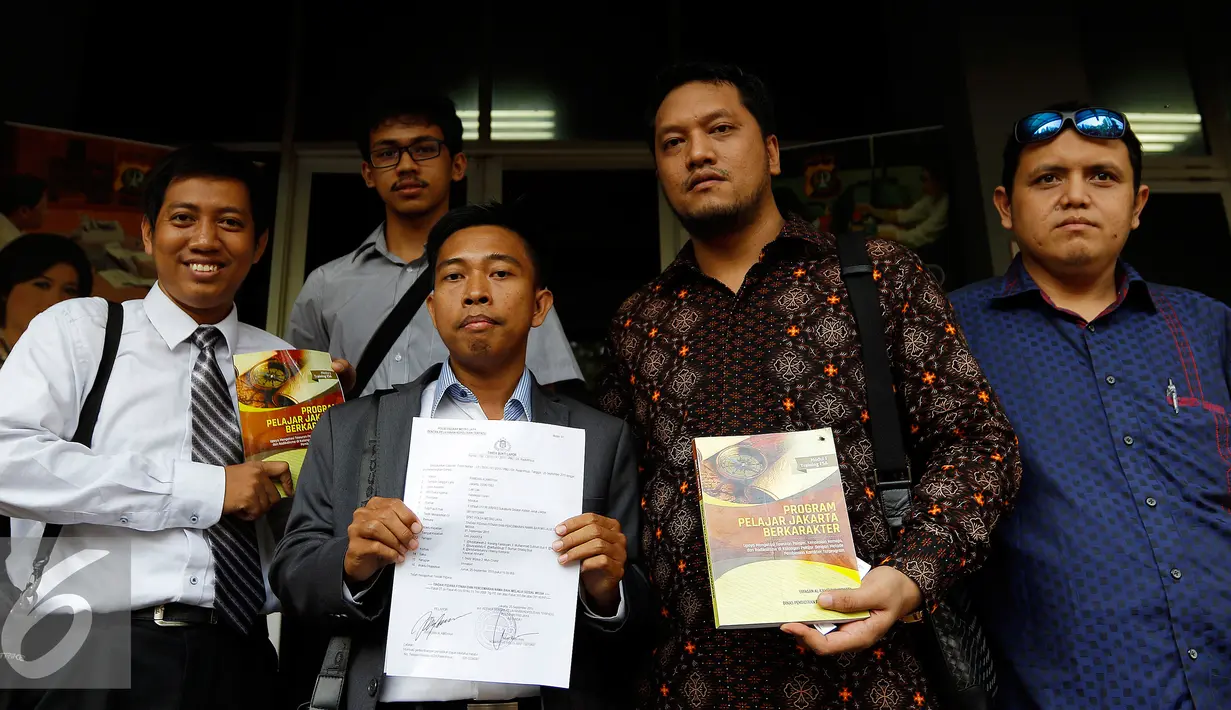 Pengacara, Ramdan Alamsyah (kedua kanan) dan perwakilan Al Kahfi usai melapor ke Polda Metro Jaya, Jakarta, Jumat (25/9/2015). Yayasan al Kahfi melaporkan delapan pemilik akun media sosial yang telah memfitnah mereka. (Liputan6.com/Yoppy Renato)