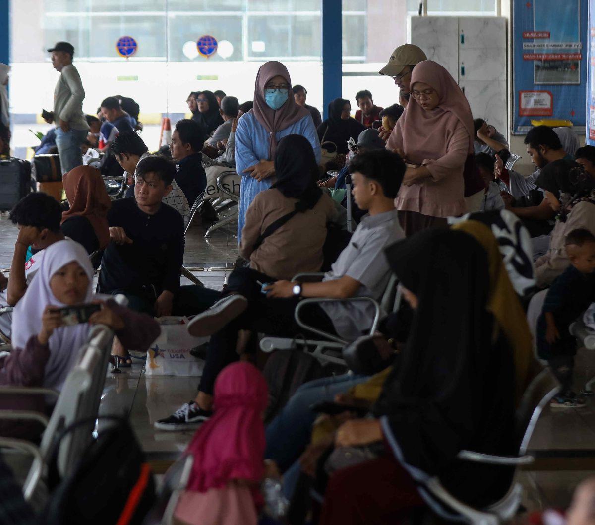 Penumpang menunggu keberangkatan bus di Terminal Terpadu Pulo Gebang, Jakarta, Kamis (23/5/2024). Pada momen libur panjang Waisak, Terminal Pulo Gebang mengalami lonjakan penumpang menuju kota-kota di Jawa dan Sumatera.&nbsp;Foto: Liputan6.com/Herman Zakh