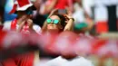 Seorang fans Polandia tampil modis saat menyaksikan timnya melawan Ukraina pada laga  Euro 2016   di Stadion Velodrome, Marseille, Rabu (22/6/2016) dini hari WIB. (AFP/Bertrand Langlois)