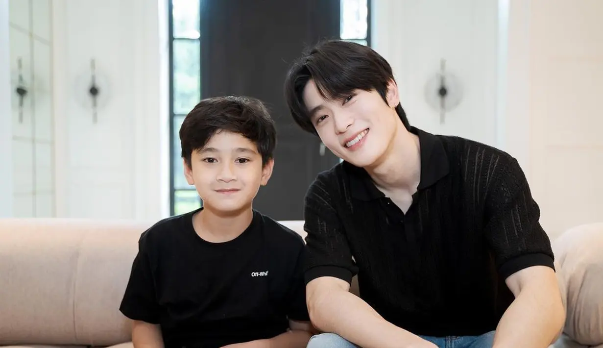 Dalam kesempatan tersebut, Jaehyun juga kedapatan tampil serasi dengan Rafathar yang bikin penggemar makin gemas.  [Foto: IG/raffinagita1717].