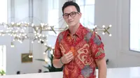 Mike Lewis mengenakan batik Nusantara, koleksi batik terbaru dari The Cufflinks Store. (Foto: Daniel Kampua/Fimela.com)