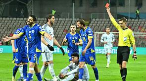 Bek Timnas Italia, Alessandro Bastoni, mendapatkan kartu merah dalam laga kontra Bosnia-Herzegovina pada final playoff Piala Dunia 2026. (Elvis BARUKCIC / AFP)