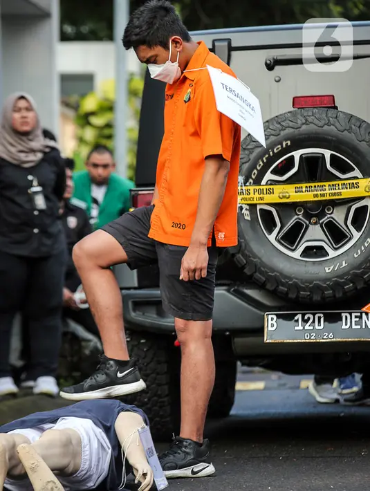 Tersangka Mario Dandy Satriyo menjalani salah satu adegan dalam rekonstruksi penganiayaan David Ozora di Perumahan Green Permata, Jakarta, Jumat (10/3/2023). Sebanyak 23 adegan diperagakan dalam rekonstruksi kasus penganiayaan terhadap Cristalino David Ozora. (Liputan6.com/Faizal Fanani)