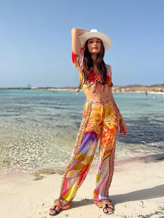 Pastikan menambahkan sentuhan motif yang ringan dan menyenangkan saat liburan musim panas kali ini, seperti Cinta yang mengenakan celana dan crop top dari Paul Ropp. [Instagram/claurakiehl]