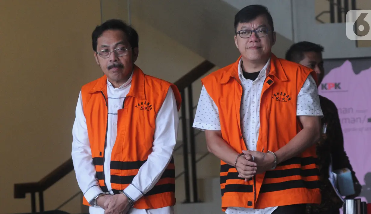 Gubernur Kepulauan Riau (Kepri) nonaktif Nurdin Basirun (kiri) dan Pemegang saham Mayoritas PT Bintuni Energi Persada (BEP), David Manibui (kanan) berjalan keluar usai menjalani pemeriksaan lanjutan di Gedung KPK, Jakarta, Jumat (25/10/2019). (merdeka.com/Dwi Narwoko)