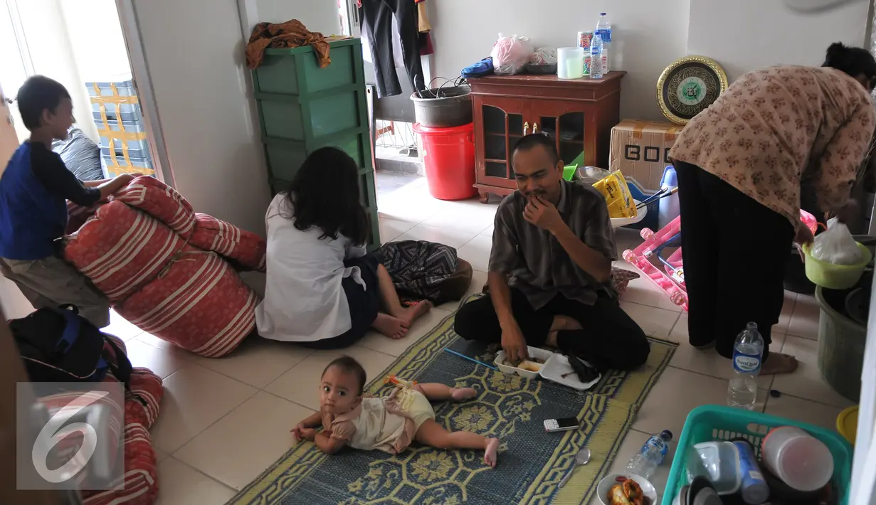 Warga korban penggusuran Kampung Pulo sudah menempati di Rusunawa Jatinegara Barat, Jakarta, Jumat (21/8/2015). Dari 429 warga yang telah mengikuti undian unit hunian, baru 238 warga Kampung Pulo yang telah mengambil kunci. (Liputan6.com/Herman Zakharia)