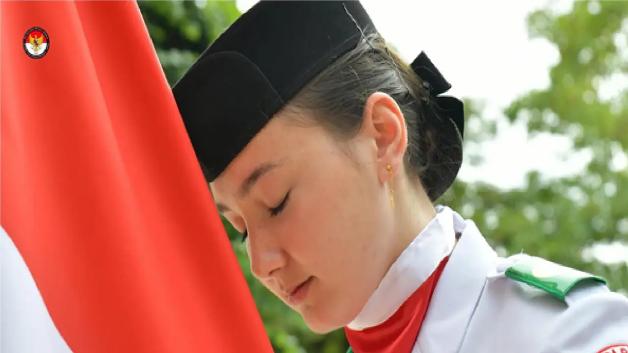 Floressa CintaKita Richard (17) pemuda Indonesia keturunan Prancis ikut menjadi bagian dari pasukan pengibar bendera merah putih di Paris pada peringatan HUT ke-78 Republik Indonesia. (KBRI Paris)