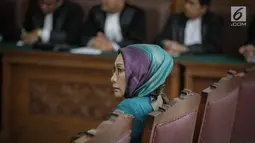 Terdakwa kasus dugaan penyebaran berita bohong atau hoaks, Ratna Sarumpaet menjalani sidang lanjutan di PN Jakarta Selatan, Selasa (19/3). Sidang Ratna Sarumpaet tersebut beragendakan pembacaan putusan sela. (Liputan6.com/Faizal Fanani)