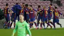 Bek Barcelona, Gerard Pique (tengah belakang) melakukan selebrasi dengan rekan-rekannya usai mencetak gol ke gawang Sevilla pada pertandingan leg kedua babak semifinal Copa del Rey di stadion Camp Nou di Barcelona, Spanyol, Kamis (4/3/2021). Barcelona menang telak atas Sevilla 3-0. (AP Photo/Joan Mo