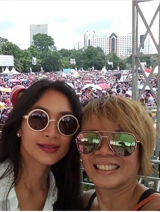 "Beruntunglah kita mendapatkan kesempatan sendiri menentukan siapa yang tepat menjadi pelayan kita. Banyak negara di dunia Memimpikan privilege ini," tulis Happy Salma. (Instagram/happysalma)