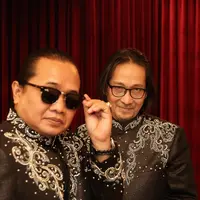 Berbagai persiapan terus dilakukan sebelum acara digelar. Termasuk soal penampilannya. Deddy dhukun maupun Dian Pramana Poetra akan mengenakan kostum serba hitam dengan taburan kristal swarovski. (Bambang E Ros/Bintang.com)