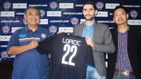 Srdan Lopicic saat diperkenalkan sebagai pemain Arema Cronus, Kamis (4/2/2016). Lopicic mengungkapkan alasannya memilih bergabung dengan Arema dan menolak tawaran klub Malaysia. (Bola.com/Kevin Setiawan)
