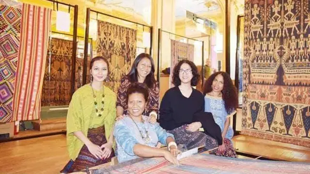 Alfonsa Horeng pendiri Sentra Tenun Lepo Lorun terus menjaga dan melestarikan warisan budaya melalui kain tenun ikat tradisional NTT.