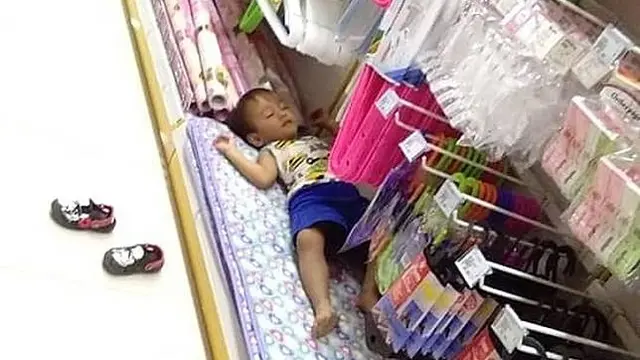 10 Potret Absurd Bocah Tidur di Sembarang Tempat, Ada yang Di Rak Supermarket