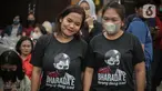 Pendukung Richard Eliezer berpose sebelum dimulainya sidang pembacaan nota pembelaan atau pledoi di Pengadilan Negeri Jakarta Selatan, Rabu (25/1/2023). Mereka yang mengatasnamakan 'Eliezer's Angles' ingin memberikan dukungan ke mantan ajudan Ferdy Sambo jelang pembacaan nota pembelaan atau pledoi. (Liputan6.com/Faizal Fanani)