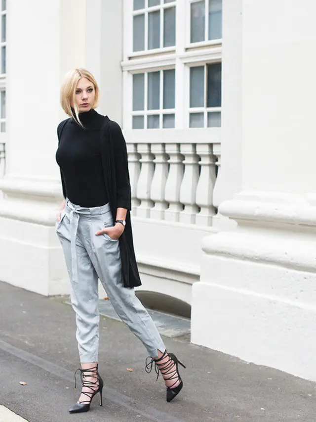 [Bintang] Tinggalkan Sepatu Sneakers, Strappy Heels Kini Kembali Happening dipakai Fashionable Street Styler