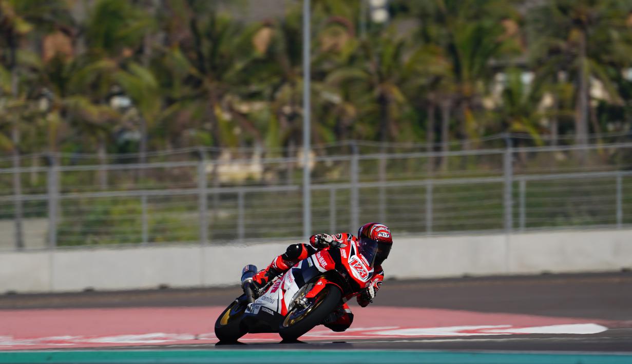 Pembalap Astra Honda Racing Team, Rheza Danica Ahrens, memacu motor Honda CBR 250 RR dalam sesi latihan bebas hari pertama seri Asia Road Racing Championship (ARRC) 2023 kelas AP250  di Sirkuit Mandalika, Lombok, Jumat (11/08/2023). The Silent Boy menjadi penguasa latihan bebas pertama setelah finis dengan catatan waktu 1 menit 47.804 detik. (Dok. AHRT)