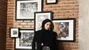 Tampil stylish serba hitam dengan padu padan blazer, patterned long pants dan hijab instan.