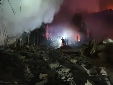 Tim penyelamat mencari korban selamat di lokasi serangan udara Israel yang menargetkan kota Nabatiyeh di Lebanon selatan pada 12 Oktober 2024. (Abbas FAKIH/AFP)