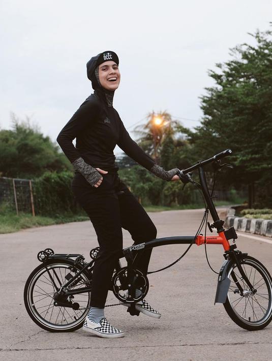 Sama seperti warna sepeda, Nycta Gina juga tampil dengan mengenakan outfit serba hitam. Penampilannya semakin kece dengan topi baret yang dikenakannya. Ia tampil santai dan sporty dalam kesempatan ini. (Liputan6.com/IG/@missnyctagina)