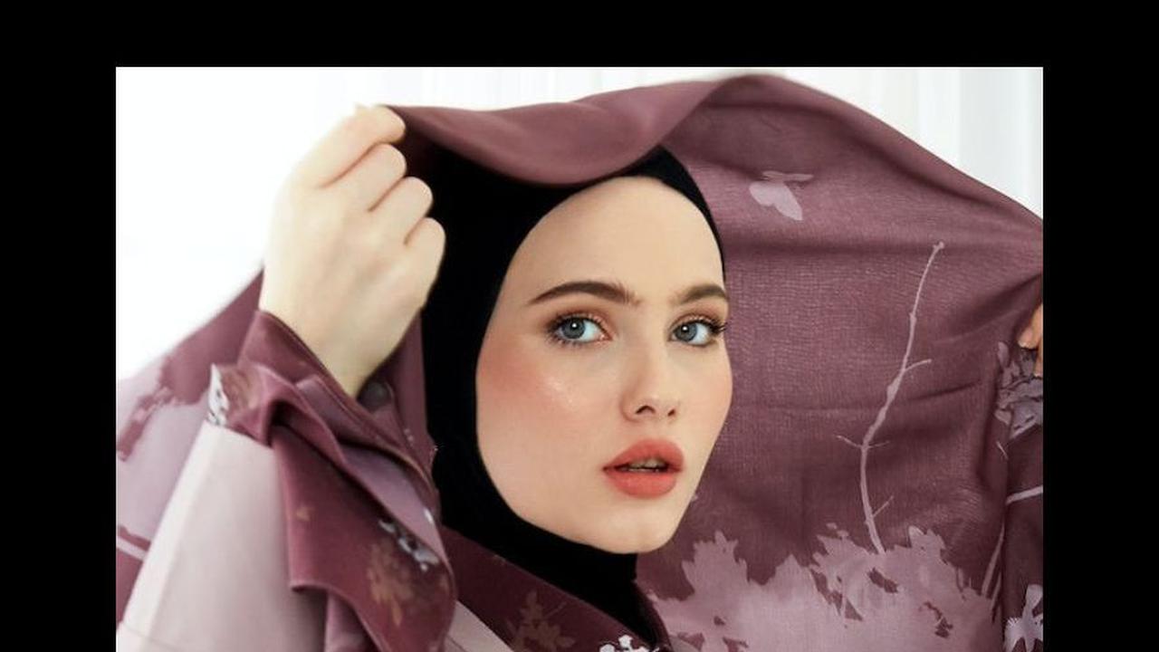 10 Cara Mengatasi Ketombe dari Luar dan Dalam Buat Para Pengguna Hijab