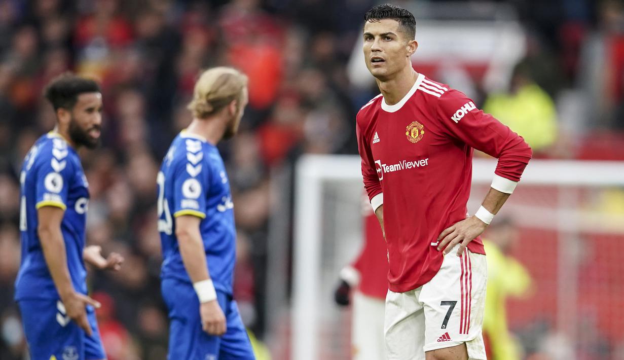 Manchester United harus puas meraih hasil imbang 1-1 saat menjamu Everton dalam laga pekan ke-7 Liga Inggris 2021/2022, Sabtu (2/10/2021). Cristiano Ronaldo, penentu kemenangan saat mengalahkan Villarreal di Liga Champions baru dimasukkan Solskjaer pada babak kedua. (AP/Dave Thompson)