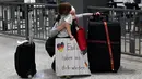 Dorothea White dari Stuttgart, Jerman, memeluk cucu perempuannya saat bertemu kembali di Dulles International Bandara di Chantilly, Virginia, Senin (8/11/2021). AS membuka kembali perbatasannya mulai Senin untuk pengunjung asing, mengakhiri larangan masuk selama 20 bulan. (Olivier DOULIERY/AFP)