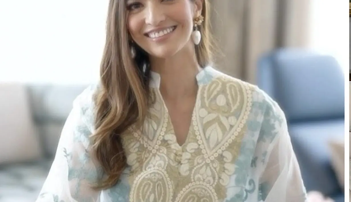 Gaya rambut ear tucked juga berikan kesan manis u tuk tampil memukau di hari Lebaran. [Foto: Nia Ramadhani]