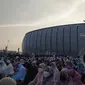 Masyarakat melaksanakan salat Idul Fitri 1443 Hijiriah di Jakarta International Stadium (JIS), Senin (2/5/2022) pagi (Liputan6.com/Ika Defianti)