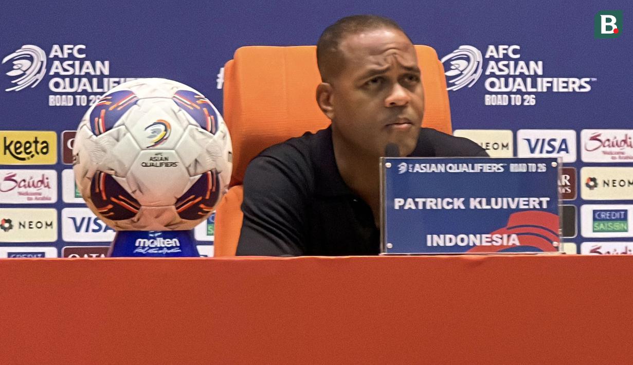 Pelatih berkebangsaan Belanda tersebut mengaku sangat kecewa dengan hasil akhir pertandingan tersebut yang membuat Timnas Indonesia gagal mentas di Piala Dunia 2026. (Bola.com/Hery Kurniawan)