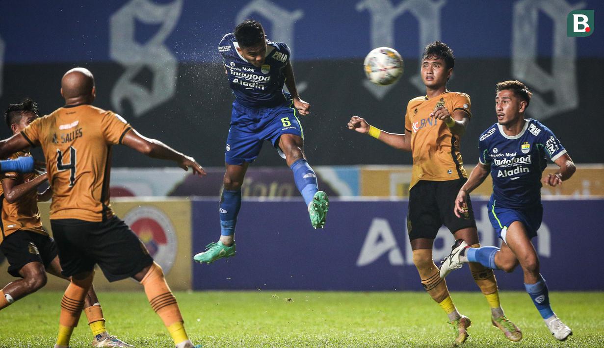 <p>Pemain Persib Bandung,&nbsp;Kakang Rudianto&nbsp;(tengah) berusaha mencetak gol ke gawang Bhayangkara FC pada laga lanjutan BRI Liga 1 2022/2023 antara Persib Bandung melawan Bhayangkara FC di Stadion Pakansari, Bogor, Jumat (24/03/2023). (Bola.com/Bagaskara Lazuardi)</p>