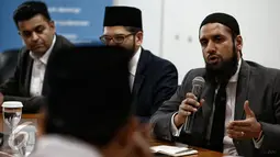 Imam Qari Asim (Senor Imam at Leeds Makkah Mosque) saat diskusi Umat Muslim Inggris dan Umat Muslim Islam di Jakarta, Senin (29/2/2016). Dalam diskusi tersebut bertema "Melawan Ekstrimisme Kekerasan". (Liputan6.com/Faizal Fanani)