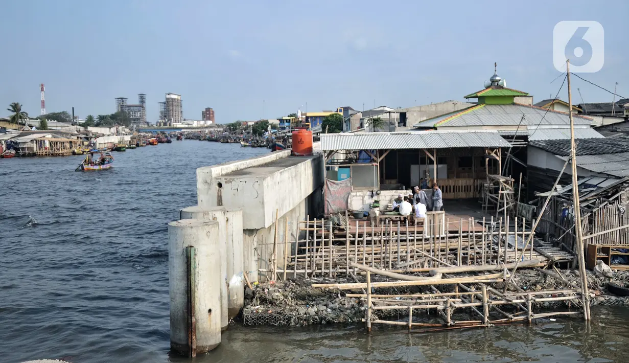 Suasana di Perkampungan Nelayan Kalibaru, Cilincing, Jakarta Utara, Rabu (29/6/2022). Berdasarkan data Dinas Ketahanan Pangan, Kelautan, dan Pertanian (DKPKP) Provinsi DKI Jakarta, jumlah produksi perikanan tangkap dan budidaya di Ibu Kota pada tahun 2020 masing-masing sebanyak 107.828,84 dan 3.869,48 ton. (merdeka.com/Iqbal S. Nugroho)