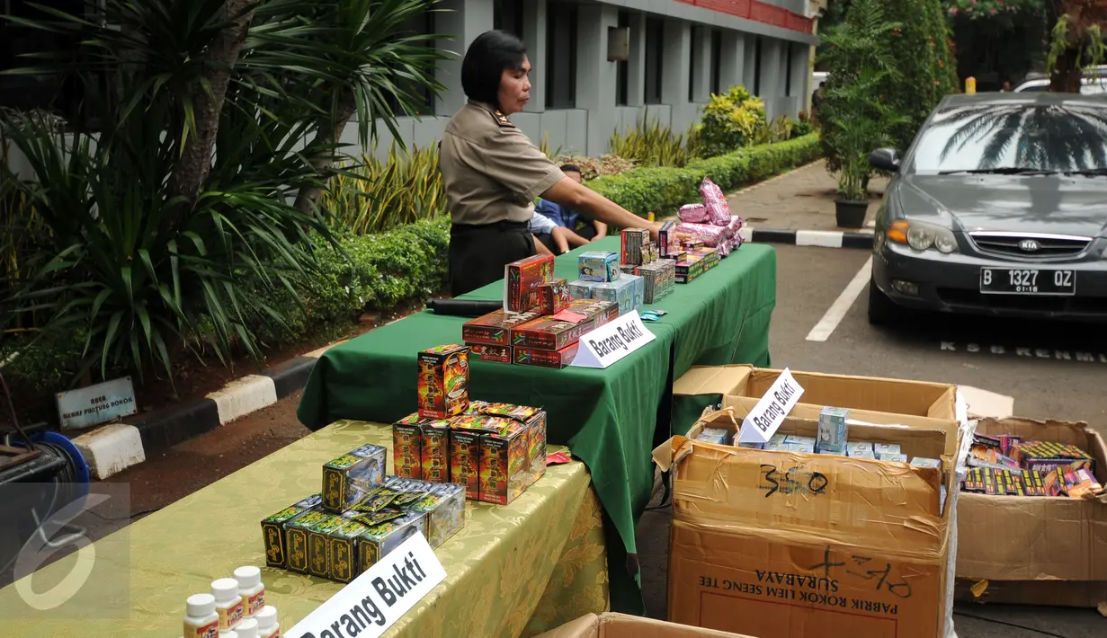 Petugas memperlihatkan dus-dus berisi obat palsu berbagai merek saat rilis di Ditreskrimsus Polda Metro Jaya, Jakarta, Senin (9/11/2015). Polda Metro Jaya mengamankan 25 jenis obat palsu dan menahan satu orang tersangka. (Liputan6.com/Helmi Fithriansyah)
