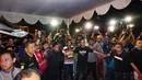Hingga dini hari, ratusan pelayat masih memenuhi rumah duka Mike Mohede. Dan terus berdatangan untuk memberikan penghormatan terakhir kalinya.  Termasuk para selebriti. (Syaiful Bachri/Bintang.com)